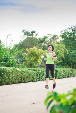 Asyalı kadın parkta sağlıklı çalışan