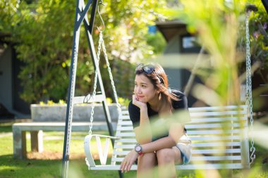 Güzel Asyalı kadın tablet touch kullanarak