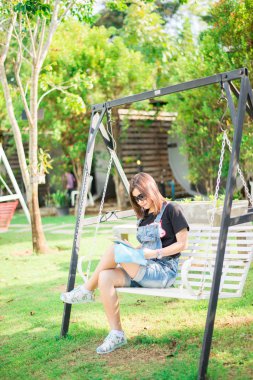 Güzel Asyalı kadın tablet touch kullanarak