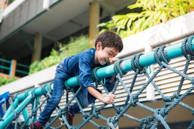 Küçük Çocuk Bahçesi ip üzerinde tırmanma