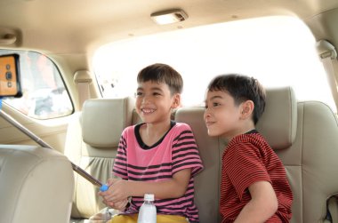 küçük çocuk arabada oturan