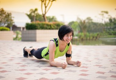 Planking parkta yoluna Asyalı kadın