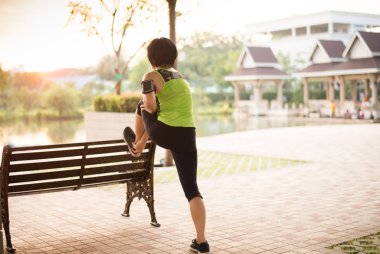 Planking parkta yoluna Asyalı kadın