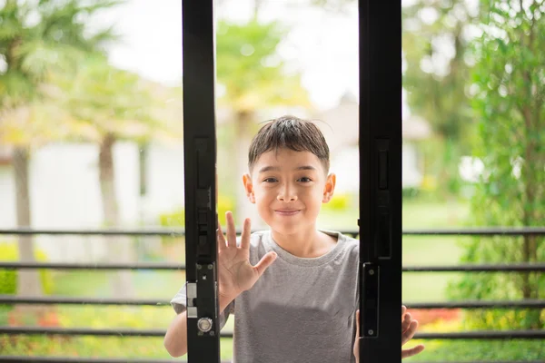 Petit garçon ouvrant la porte dans la maison — Photo