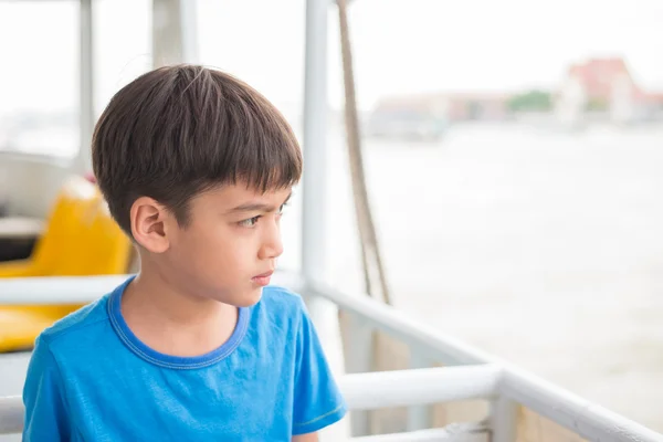 Liten pojke sitter i färja — Stockfoto