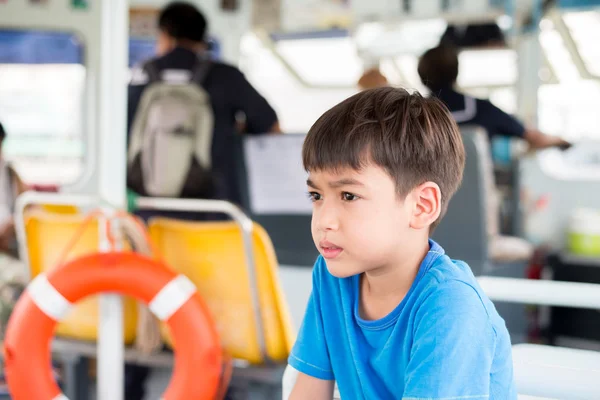 Malý chlapec sedí v trajektu — Stock fotografie