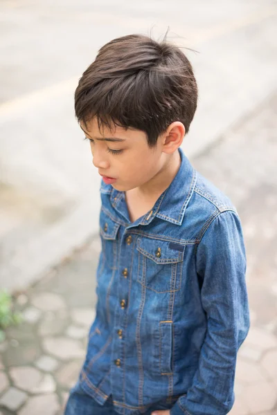 Petit garçon marchant sur la mode jean de rue — Photo