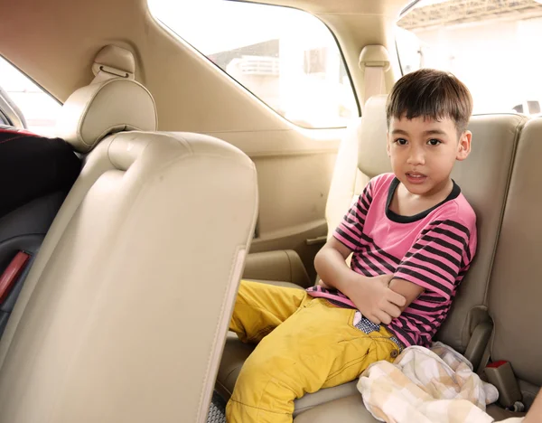 Menino sentado no carro — Fotografia de Stock