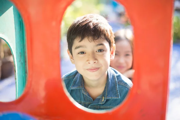 Niño jugando en el patio de recreo — Foto de Stock