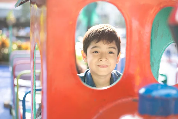 Kleine jongen spelen op de speelplaats — Stockfoto