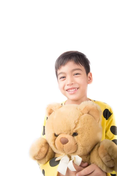 Pequeno menino abraçando urso vestindo pijama — Fotografia de Stock