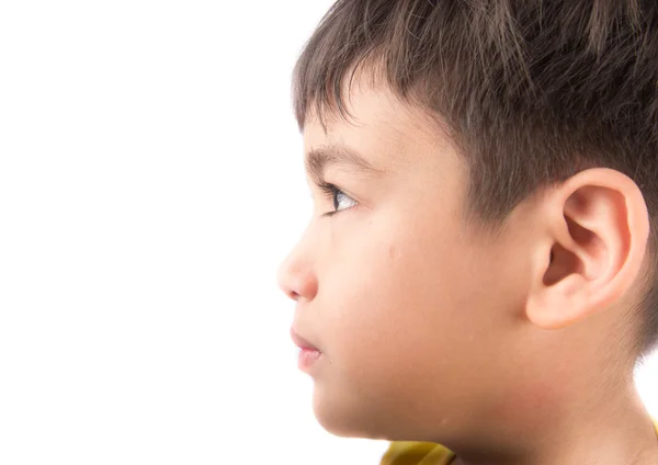 Niño mirando hacia arriba con sonrisa sobre fondo blanco — Foto de Stock