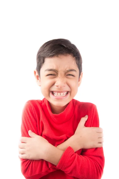 Menino abraçando-se com um sorriso — Fotografia de Stock