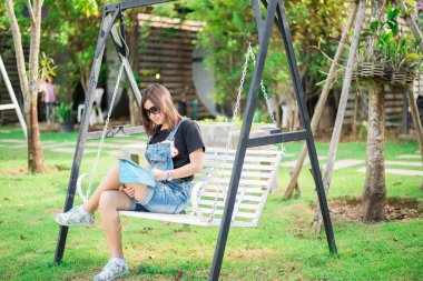 Tablet dokunmatik kullanan Beautifulasian kadın