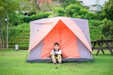 Küçük çocuk parkında çadır içinde yaşayan