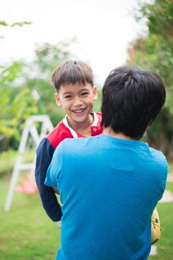 Adam holding çocuğu arkasına park