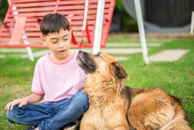 Küçük çocuk köpek dostluk ile oturan