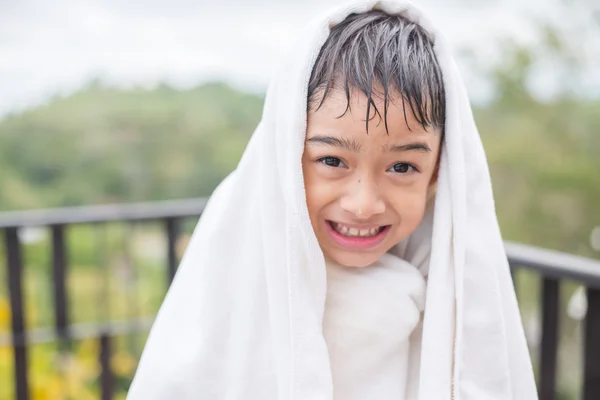 Jongetje met handdoek dekken zijn hoofd — Stockfoto