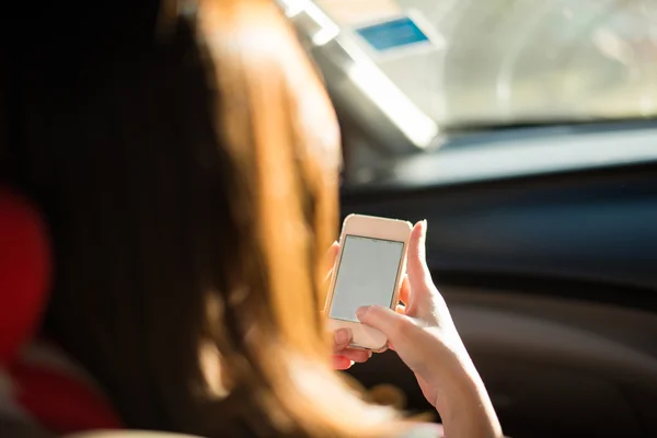Close up mulher usando telefone para navegador no carro — Fotografia de Stock