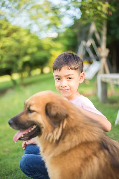 Petit garçon assis avec chien amitié — Photo