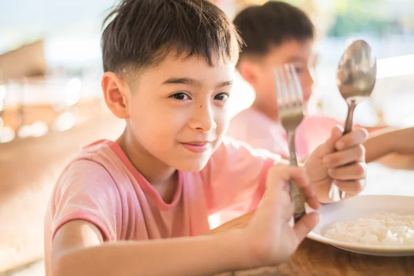 Мальчик ждет еды в ресторане под открытым небом — стоковое фото
