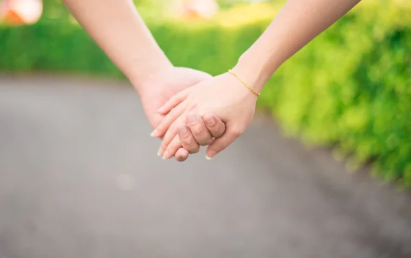 Amantes mão segurando juntos durante a caminhada — Fotografia de Stock