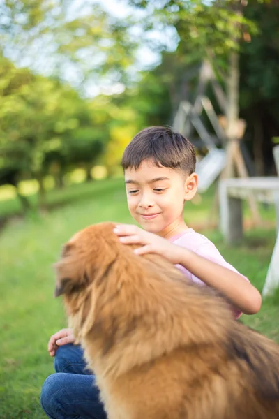 Petit garçon assis avec chien amitié — Photo
