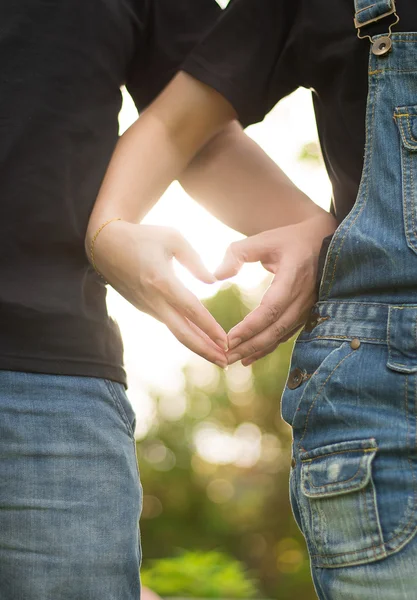 Amoureux mains makein forme de coeur à la main — Photo