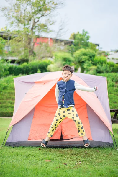Liten pojke bor inne i tältet i parken — Stockfoto