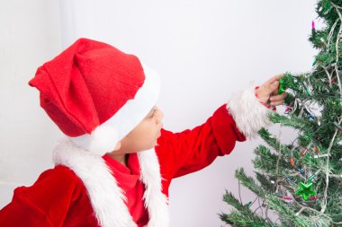 Küçük çocuk Noel ağacı kutlama için çalışan meşgul