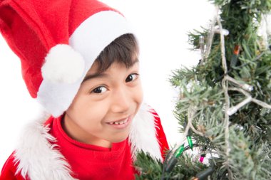 Küçük çocuk Noel ağacı kutlama için çalışan meşgul