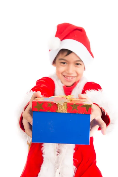 Mały chłopiec przy dawanie na Boże Narodzenie — Zdjęcie stockowe