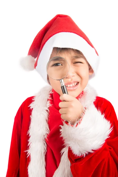 Kleiner Junge bastelt eifrig am Weihnachtsbaum zum Fest — Stockfoto