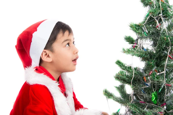 Liten pojke upptagna med att arbeta på julgran för fest — Stockfoto