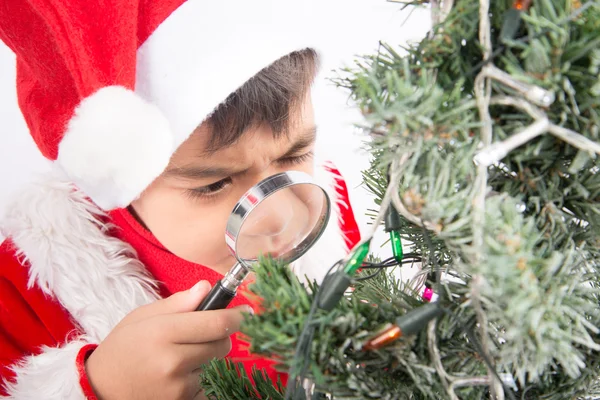 Kleiner Junge bastelt eifrig am Weihnachtsbaum zum Fest — Stockfoto