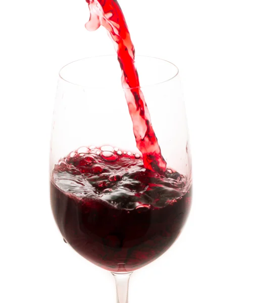 Echar vino tinto de la botella en el vaso — Foto de Stock