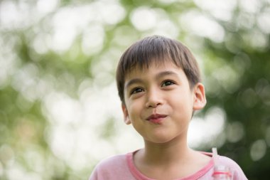 Çim gülümseme ile küçük çocuk uzan