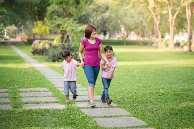 Bekar anne oğlu ile parkta yürüyüş