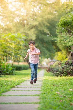 Küçük çocuk parkta Hig atlama