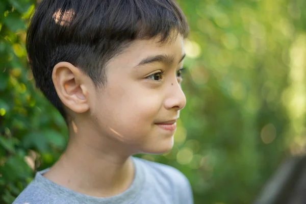 Retrato pouco bonito menino ao ar livre no o parque — Fotografia de Stock