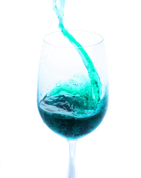 Hälla rött vin från flaska i glas — Stockfoto