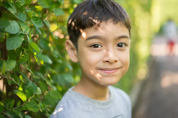 Stående liten söt pojke utomhus i parken — Stockfoto