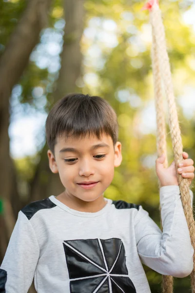Portret schattig jongetje buiten in het park — Stockfoto