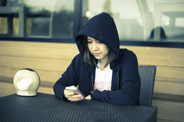 Femme asiatique utilisant un filtre vintage mobile — Photo
