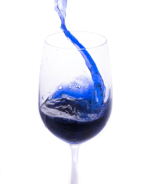 Echar vino tinto de la botella en el vaso — Foto de Stock