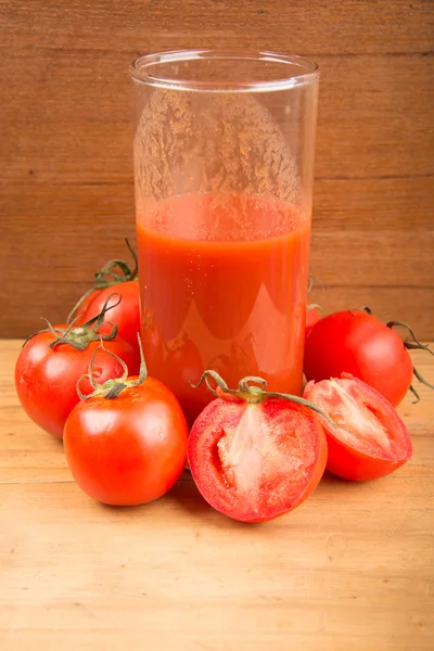 Bebida fresca de tomate en mesa de madera — Foto de Stock