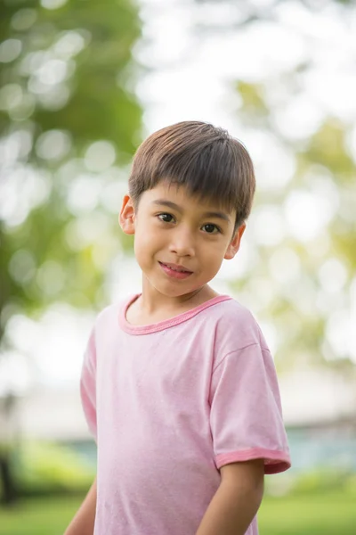 Portret małego chłopca w parku — Zdjęcie stockowe