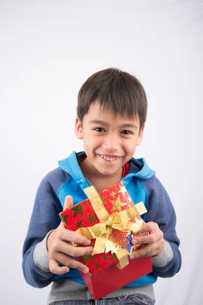 Petit garçon ouverture cadeau boîte cadeau sur fond blanc — Photo