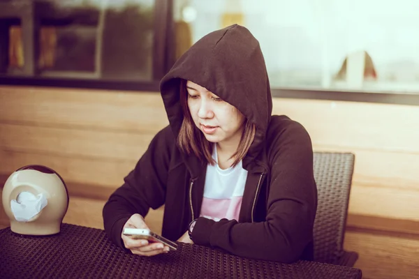 Mulher asiática usando telefone celular em restuarant — Fotografia de Stock