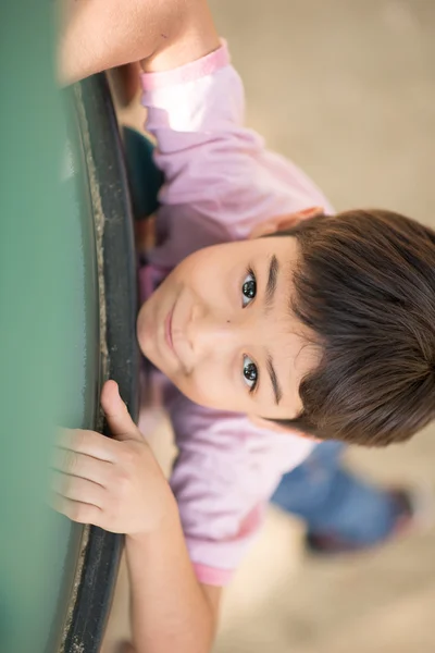 Kleine jongen climping van brave op speelplaats — Stockfoto